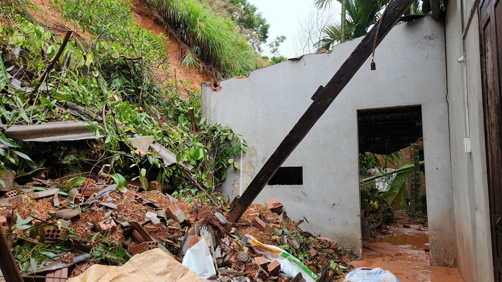 Sơ tán, di dời khẩn cấp các hộ dân ra khỏi khu vực nguy hiểm do sạt lở núi - ảnh 3