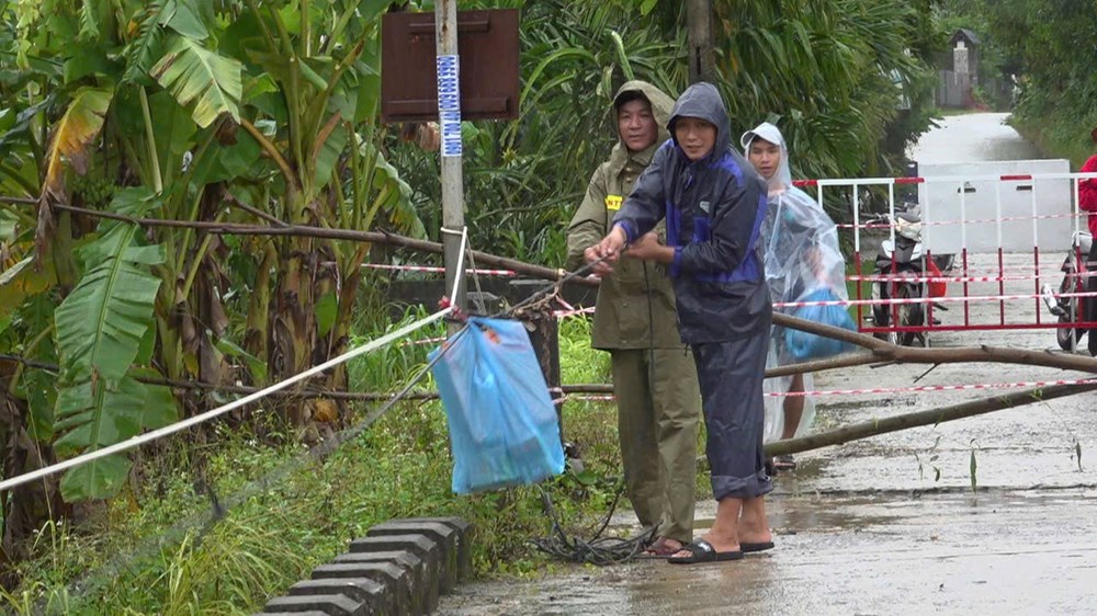 Khẩn trương lắp dựng cầu tạm, phục vụ đi lại cho người dân bị cô lập - ảnh 4