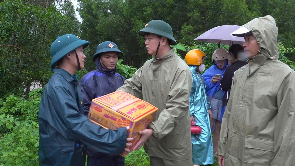 Khẩn trương lắp dựng cầu tạm, phục vụ đi lại cho người dân bị cô lập - ảnh 5