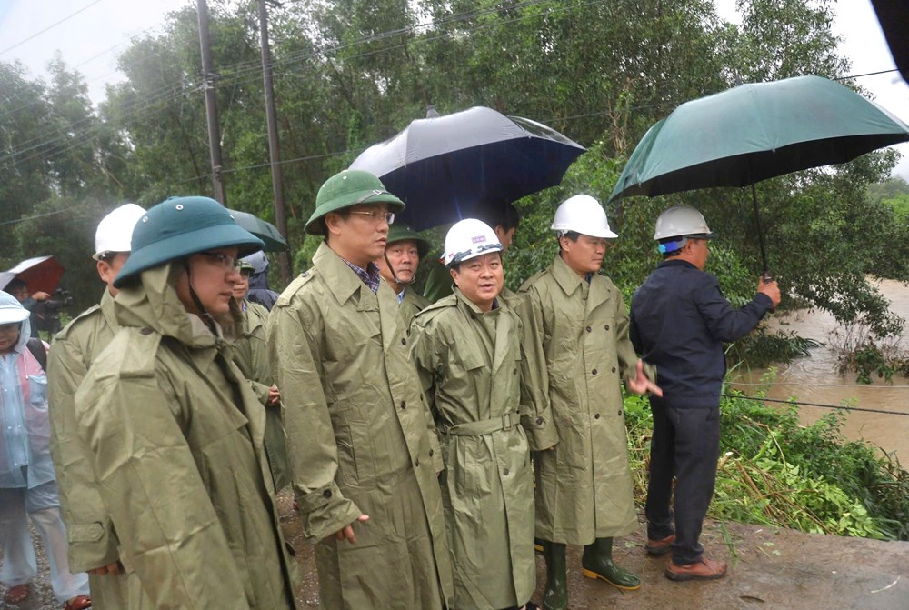 Khẩn trương lắp dựng cầu tạm, phục vụ đi lại cho người dân bị cô lập - ảnh 1