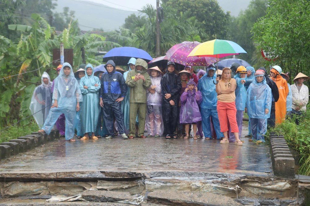 Khẩn trương lắp dựng cầu tạm, phục vụ đi lại cho người dân bị cô lập - ảnh 6