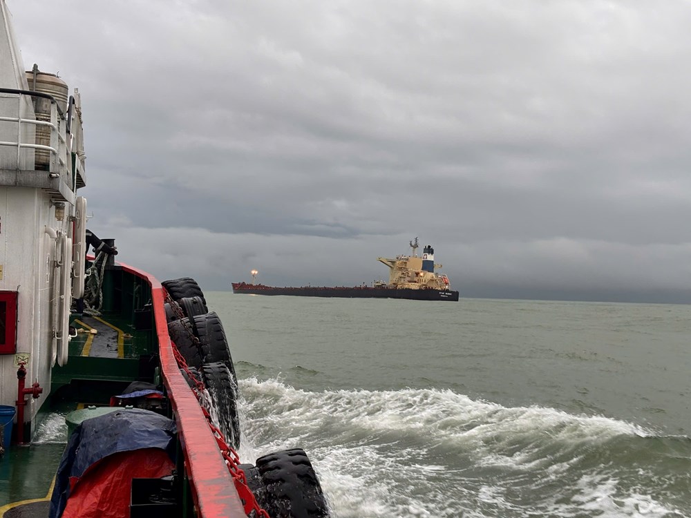 Triển khai các biện pháp ứng cứu tàu hàng hơn 170.000 tấn quặng sắt mắc cạn - ảnh 3