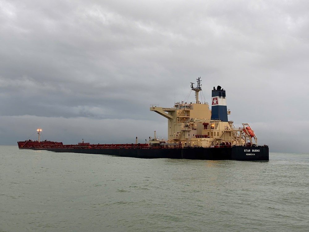 Triển khai các biện pháp ứng cứu tàu hàng hơn 170.000 tấn quặng sắt mắc cạn - ảnh 1