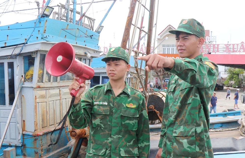Người dân Quảng Ngãi dùng bao nước chèn mái nhà chống bão - ảnh 8