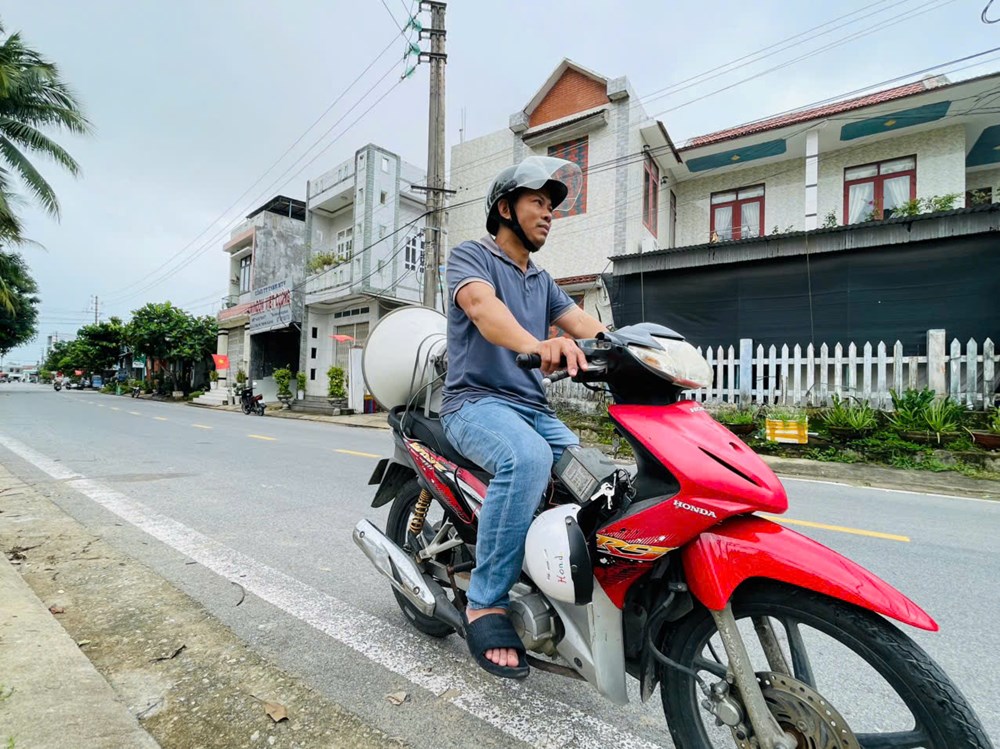 Người dân Quảng Ngãi dùng bao nước chèn mái nhà chống bão - ảnh 4