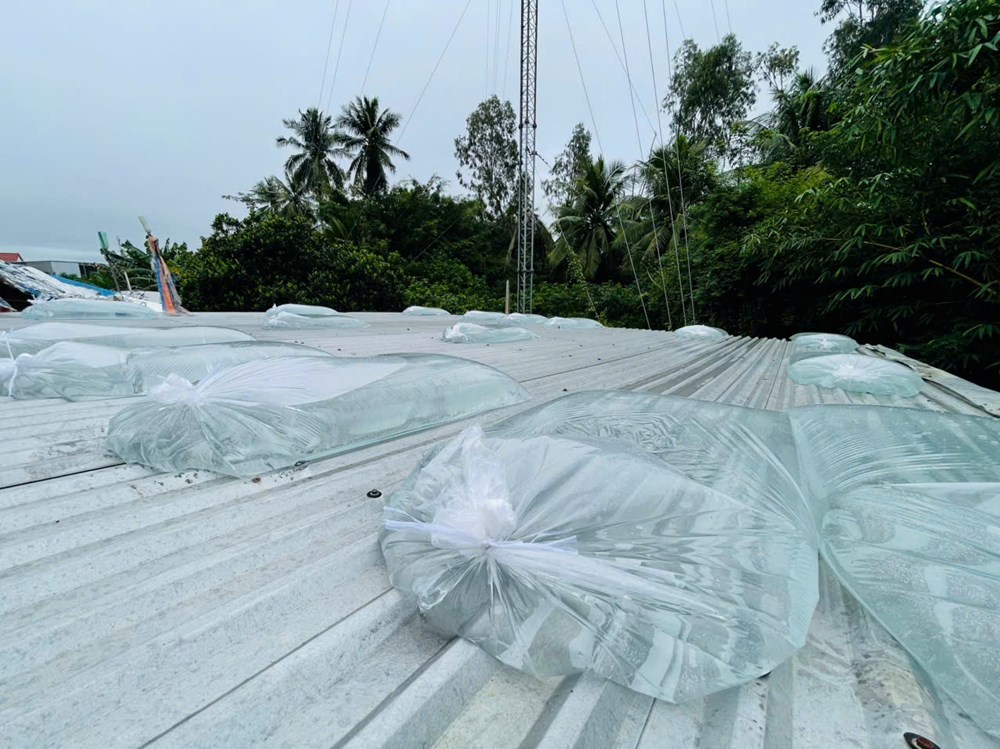 Người dân Quảng Ngãi dùng bao nước chèn mái nhà chống bão - ảnh 2