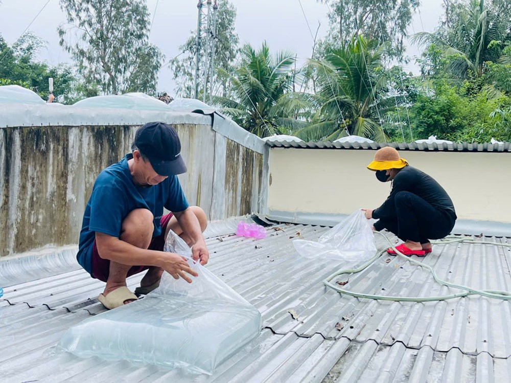 Người dân Quảng Ngãi dùng bao nước chèn mái nhà chống bão - ảnh 3