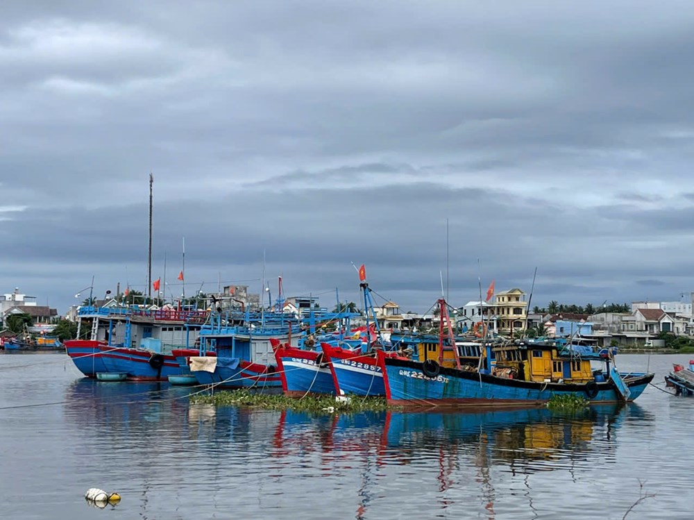 Người dân Quảng Ngãi dùng bao nước chèn mái nhà chống bão - ảnh 9