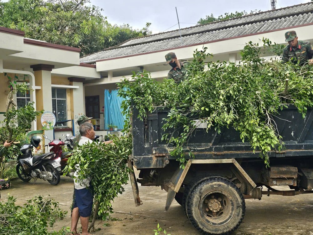 Người dân Quảng Ngãi dùng bao nước chèn mái nhà chống bão - ảnh 7