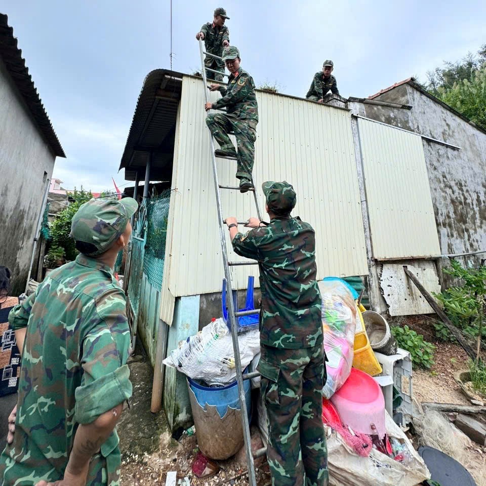 Người dân Quảng Ngãi dùng bao nước chèn mái nhà chống bão - ảnh 5