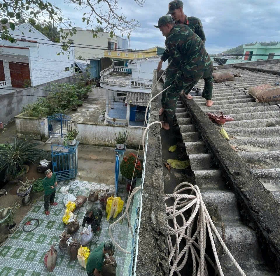Người dân Quảng Ngãi dùng bao nước chèn mái nhà chống bão - ảnh 6