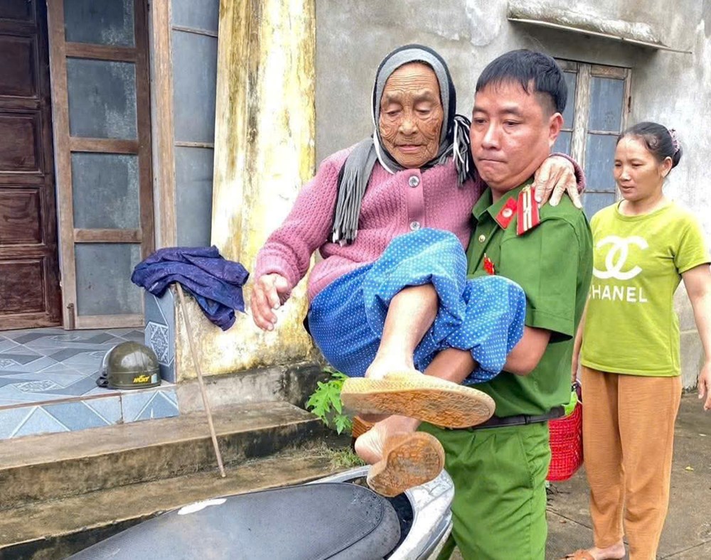 Bảo vệ tính mạng người dân là trên hết trong bão số 13 - ảnh 1