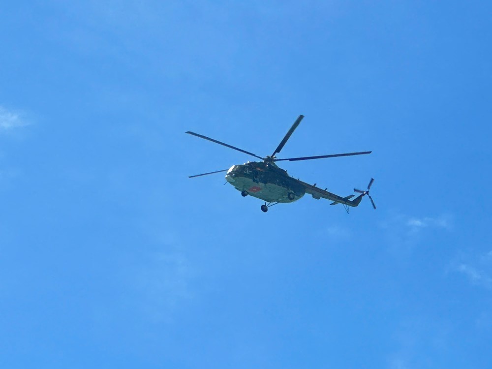 Máy bay trực thăng tham gia tìm kiếm 3 nạn nhân mất tích trên biển Lý Sơn - ảnh 1