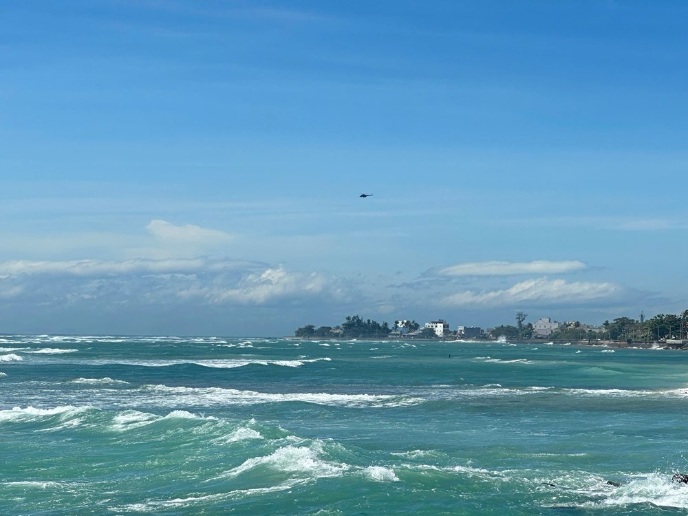 Máy bay trực thăng tham gia tìm kiếm 3 nạn nhân mất tích trên biển Lý Sơn - ảnh 4