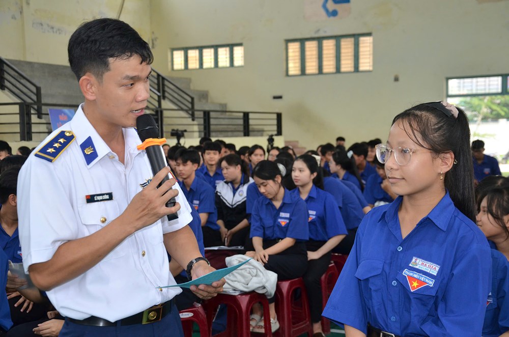Lan tỏa tình yêu biển, đảo quê hương đến học sinh ở Quảng Ngãi - ảnh 3