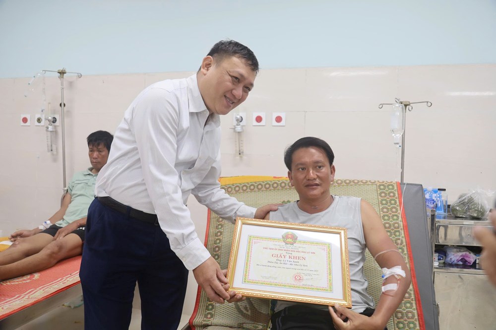 Trao giấy khen cho hai người dân Lý Sơn dũng cảm cứu người gặp nạn - ảnh 3