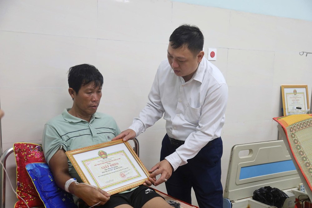 Trao giấy khen cho hai người dân Lý Sơn dũng cảm cứu người gặp nạn - ảnh 1