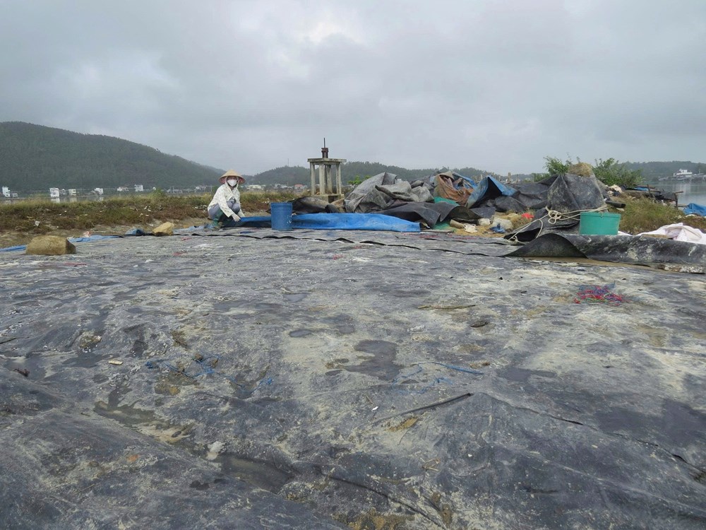 Diêm dân xót xa nhìn muối tan theo… bọt nước - ảnh 4