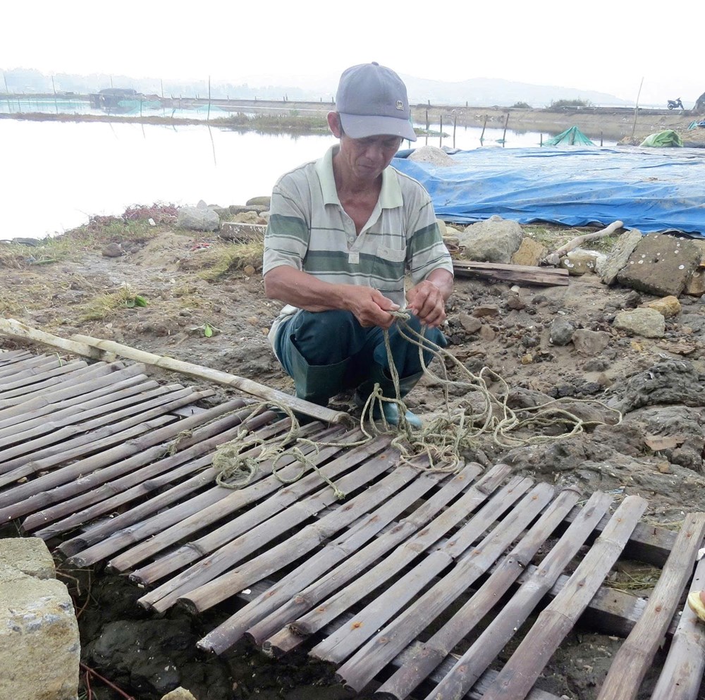 Diêm dân xót xa nhìn muối tan theo… bọt nước - ảnh 1