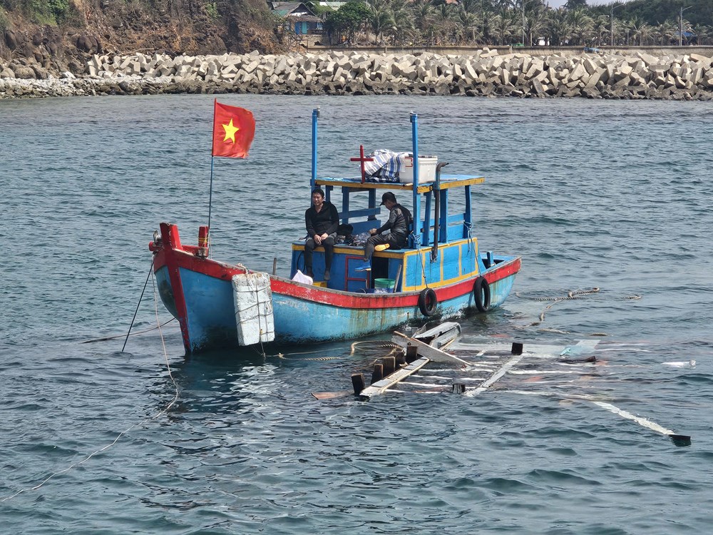 Thuyền trưởng đánh đổi con tàu giành lấy sự sống của 14 người  - ảnh 1