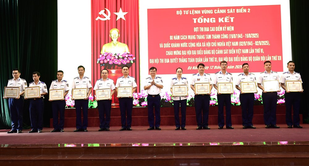 Bộ Tư lệnh Vùng Cảnh sát biển 2 khen thưởng tập thể, cá nhân có thành tích xuất sắc - ảnh 3