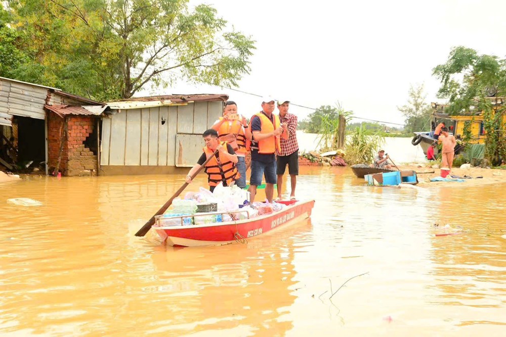 Những “người hùng” thầm lặng trong bão lũ - ảnh 4