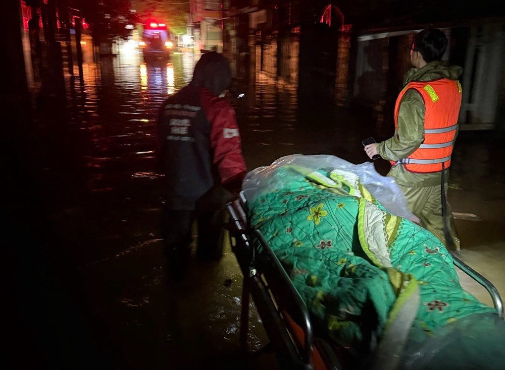 Những “người hùng” thầm lặng trong bão lũ - ảnh 3