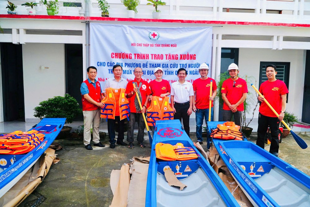 Những “người hùng” thầm lặng trong bão lũ - ảnh 5