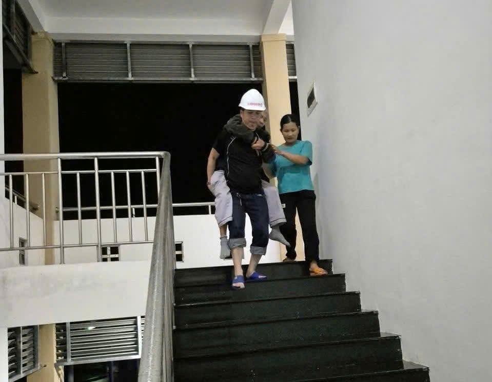 Những “người hùng” thầm lặng trong bão lũ - ảnh 1