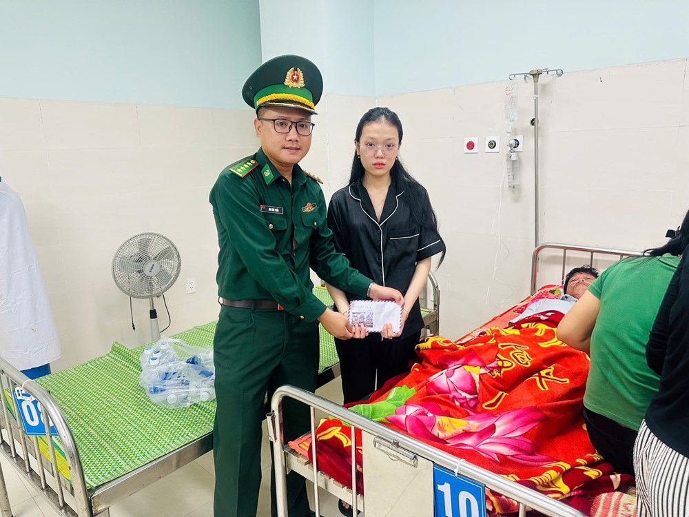 Tặng Bằng khen cho các tập thể, cá nhân trong công tác cứu hộ, cứu nạn bão số 13 - ảnh 3