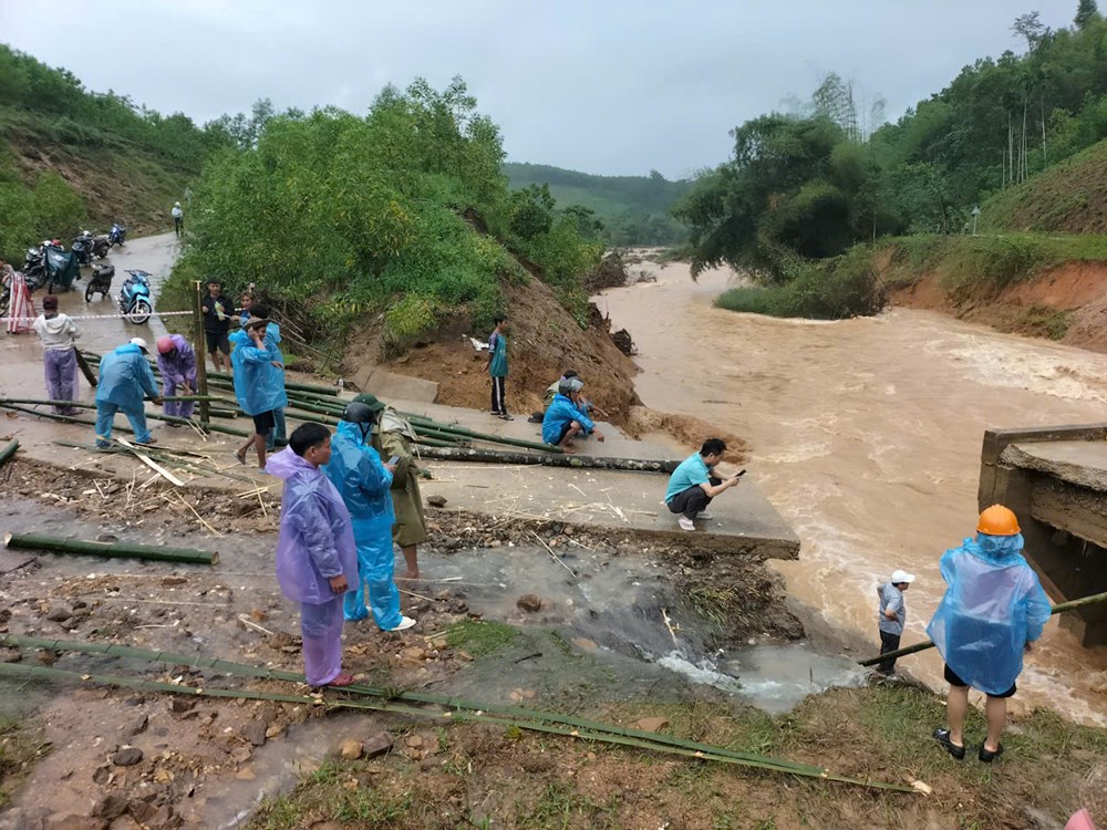 Lũ cuốn trôi cầu, người dân cùng lực lượng địa phương làm cầu tạm bằng tre - ảnh 1