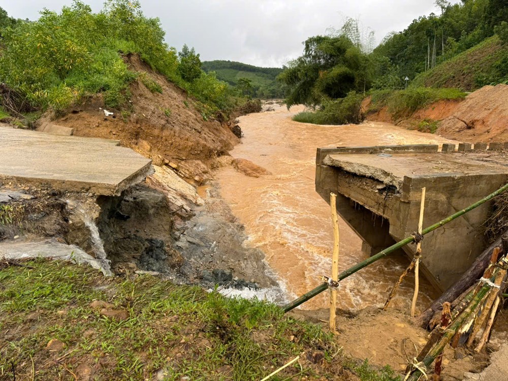 Lũ cuốn trôi cầu, người dân cùng lực lượng địa phương làm cầu tạm bằng tre - ảnh 4