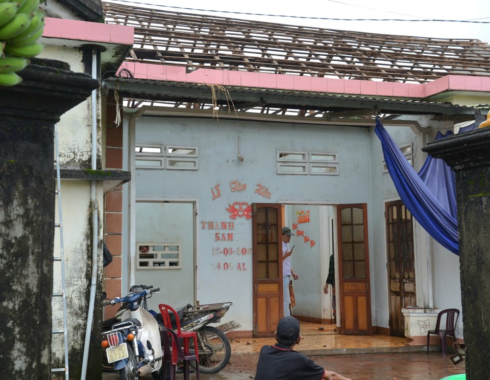 Người dân Quảng Ngãi kể lại giây phút kinh hoàng trận lốc xoáy cuốn phăng nhà cửa - ảnh 7