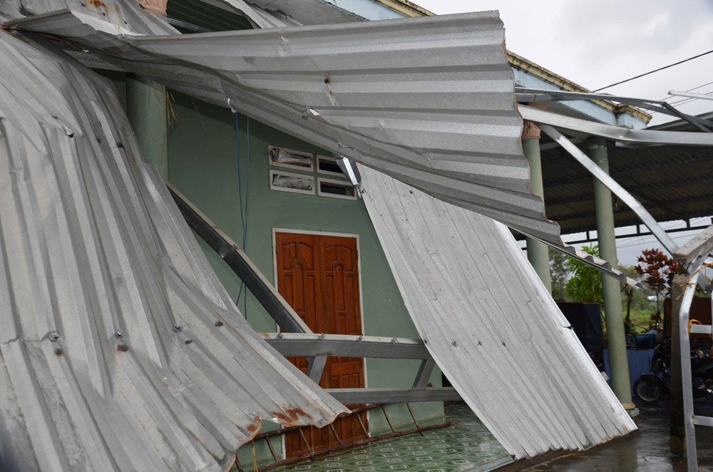 Người dân Quảng Ngãi kể lại giây phút kinh hoàng trận lốc xoáy cuốn phăng nhà cửa - ảnh 2