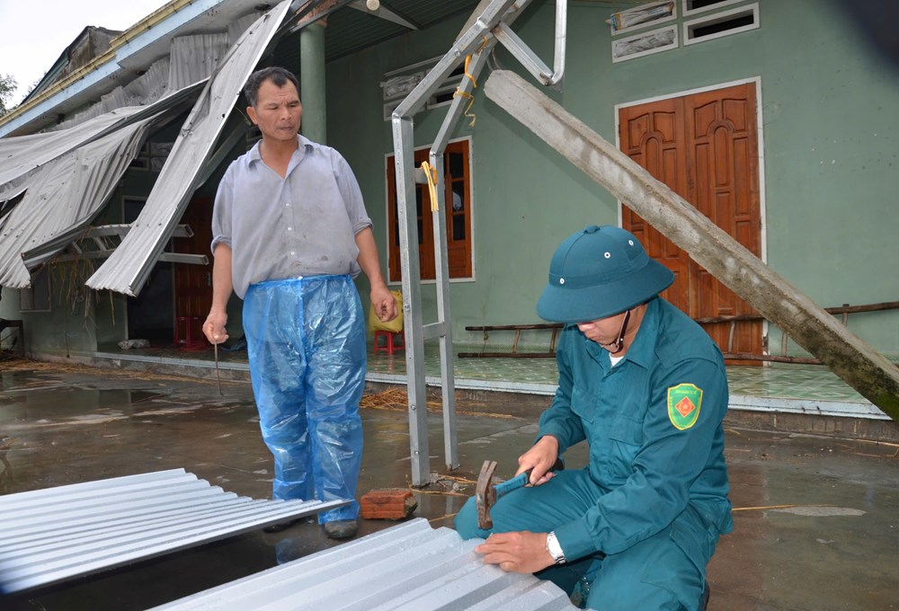 Người dân Quảng Ngãi kể lại giây phút kinh hoàng trận lốc xoáy cuốn phăng nhà cửa - ảnh 1