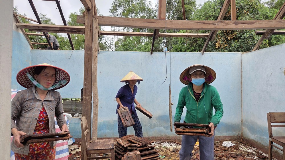 Người dân Quảng Ngãi kể lại giây phút kinh hoàng trận lốc xoáy cuốn phăng nhà cửa - ảnh 6