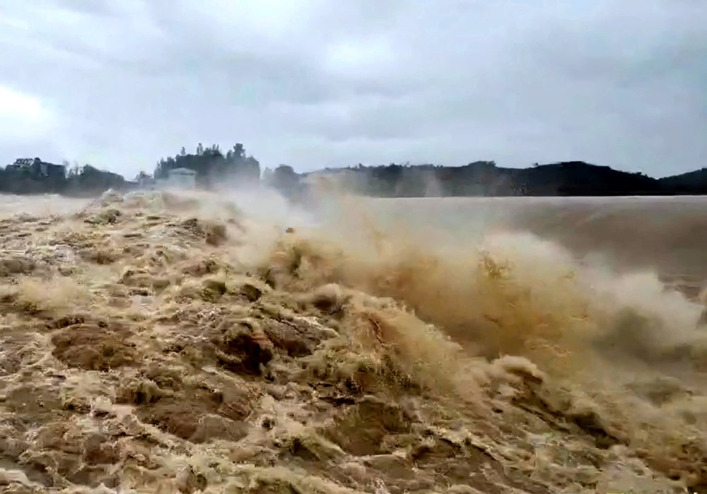 Lũ các sông ở Quảng Ngãi đồng loạt lên nhanh - ảnh 1