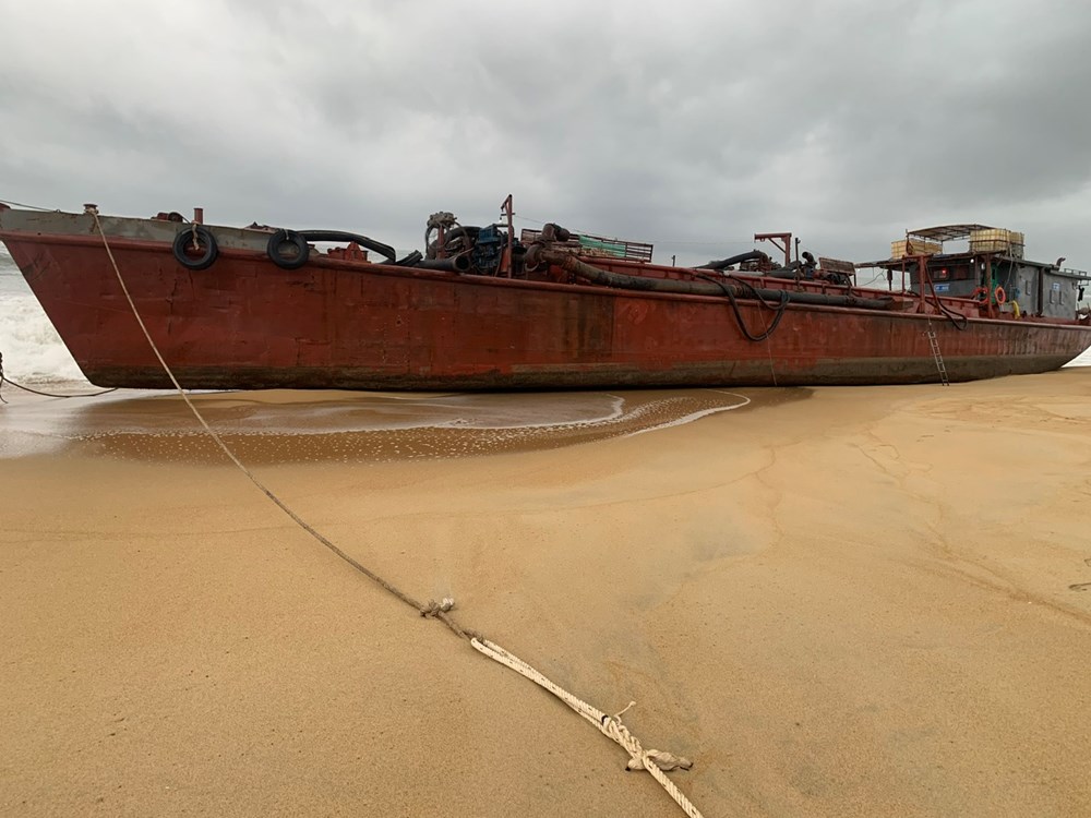 Lên phương án cứu hộ tàu sắt có 2.000 lít dầu bị sóng lớn đánh dạt vào bờ - ảnh 1