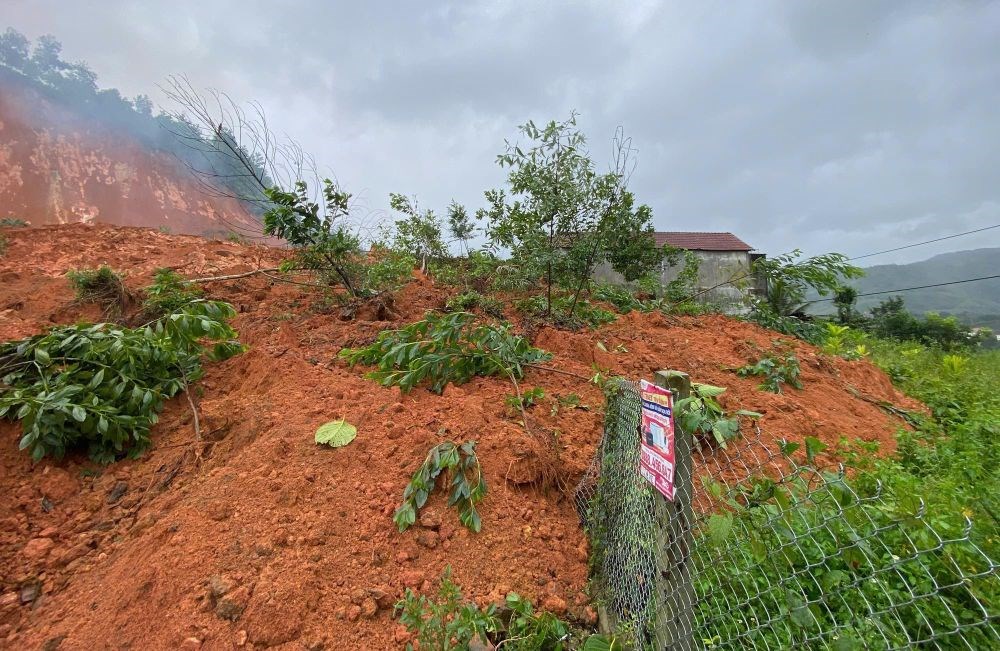 Đồi núi bất ngờ đổ ầm, hàng nghìn khối đất đá đổ xuống vùi lấp nhà dân - ảnh 1