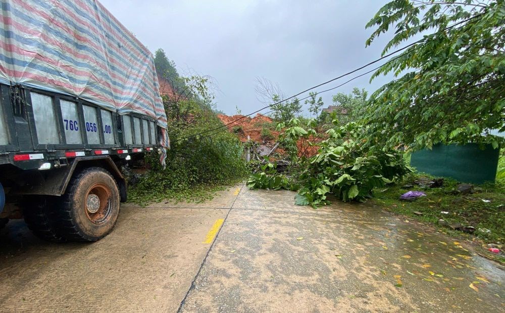 Đồi núi bất ngờ đổ ầm, hàng nghìn khối đất đá đổ xuống vùi lấp nhà dân - ảnh 3