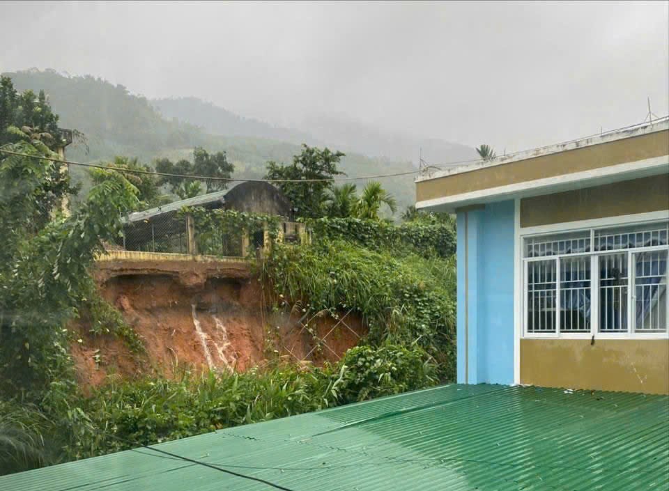Di dời toàn bộ học sinh và giáo viên một trường miền núi Quảng Ngãi do sạt lở - ảnh 3