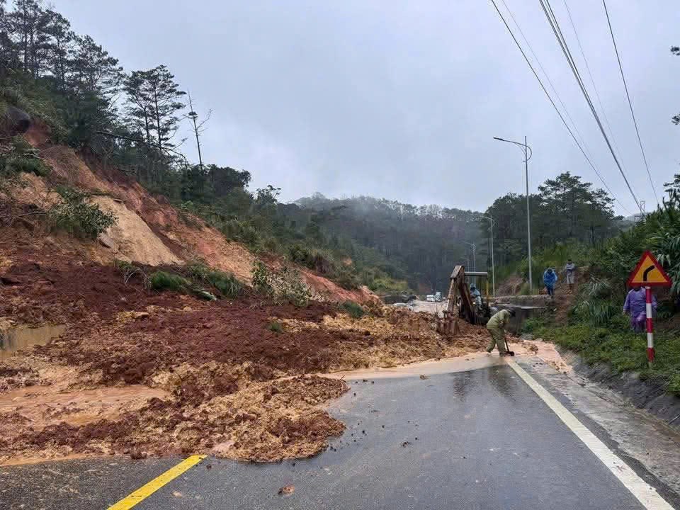 Di dời toàn bộ học sinh và giáo viên một trường miền núi Quảng Ngãi do sạt lở - ảnh 6