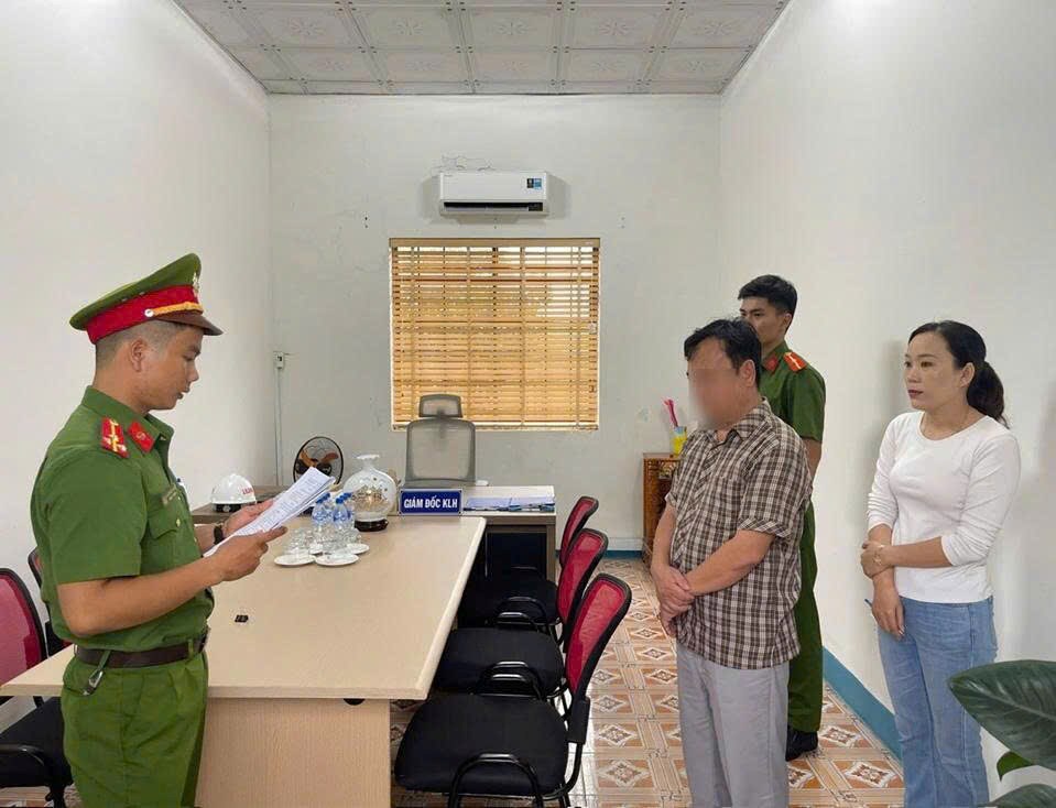 Khởi tố hai bị can liên quan vụ chôn lấp hơn 117 tấn chất thải nguy hại - ảnh 1