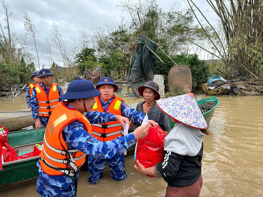 Vùng Cảnh sát biển 2 hỗ trợ người dân vùng ngập lụt tỉnh Gia Lai - ảnh 1
