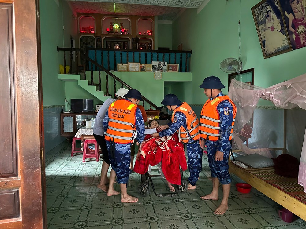 Vùng Cảnh sát biển 2 hỗ trợ người dân vùng ngập lụt tỉnh Gia Lai - ảnh 3