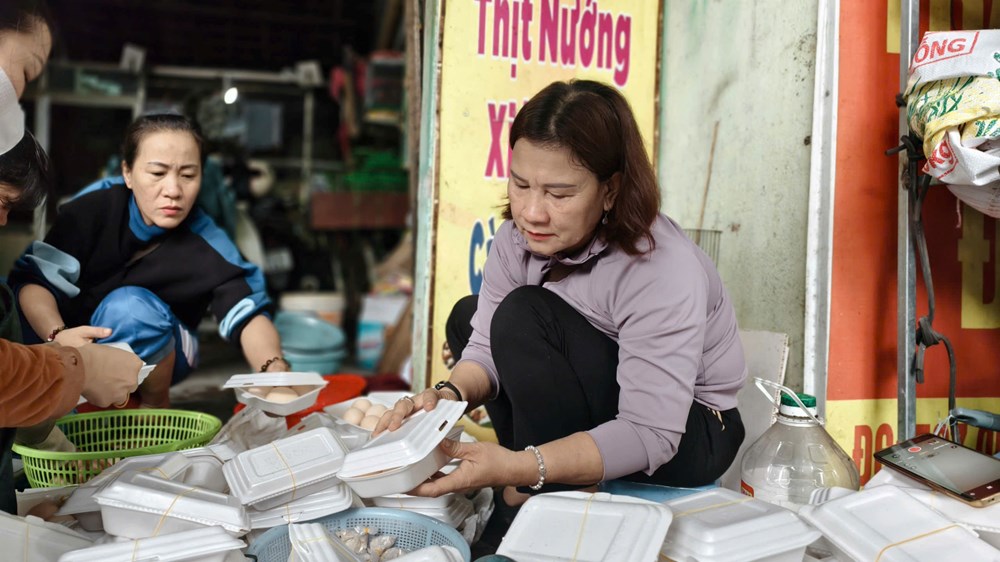 Cùng nhau gói bánh tét, chuẩn bị nhu yếu phẩm hỗ trợ đồng bào vùng lũ Đắk Lắk, Gia Lai - ảnh 6