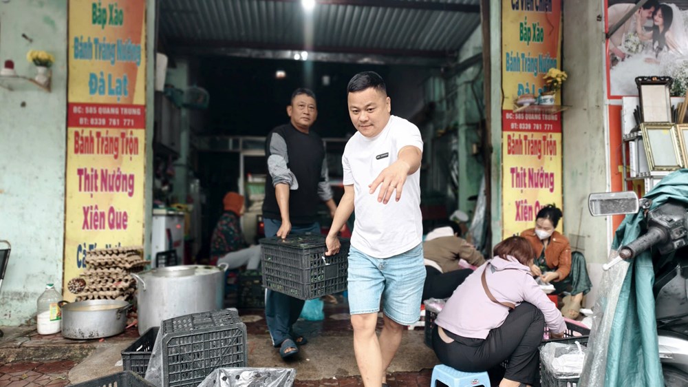 Cùng nhau gói bánh tét, chuẩn bị nhu yếu phẩm hỗ trợ đồng bào vùng lũ Đắk Lắk, Gia Lai - ảnh 7