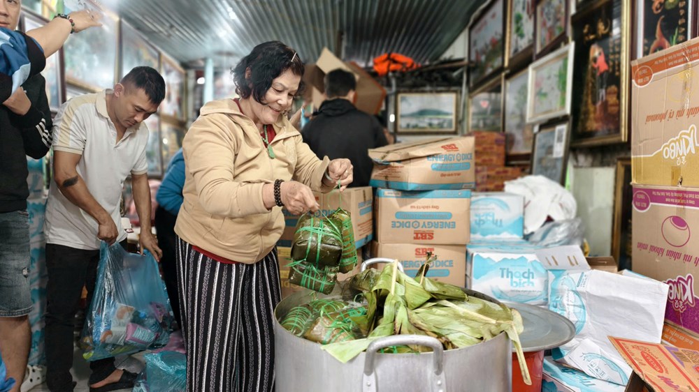 Cùng nhau gói bánh tét, chuẩn bị nhu yếu phẩm hỗ trợ đồng bào vùng lũ Đắk Lắk, Gia Lai - ảnh 1