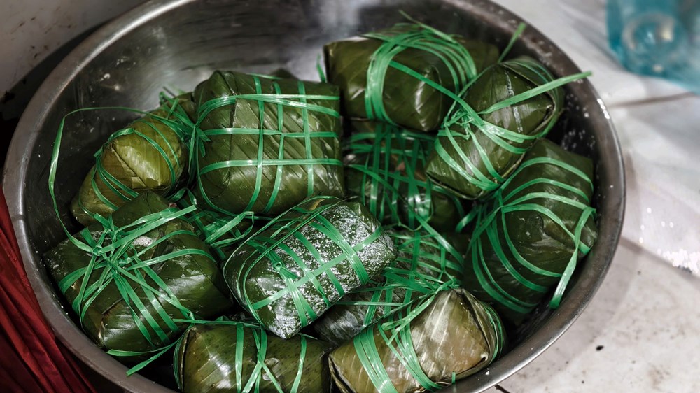 Cùng nhau gói bánh tét, chuẩn bị nhu yếu phẩm hỗ trợ đồng bào vùng lũ Đắk Lắk, Gia Lai - ảnh 2