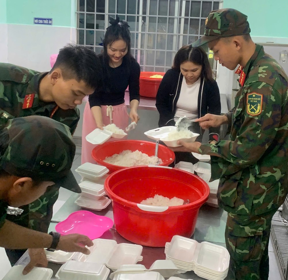 Bếp cơm ấm lòng người dân vùng lũ - ảnh 3